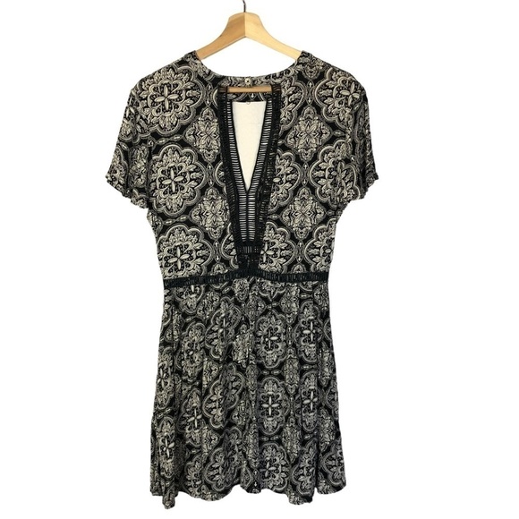 Volcom Black & White Floral Printed Short Sleeve Mini Dress M - Picture 3 of 4
